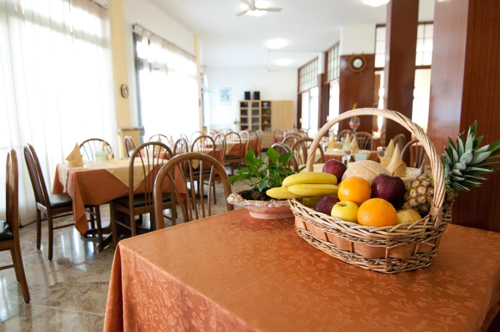 Hotel Milan Розолина-Маре Экстерьер фото