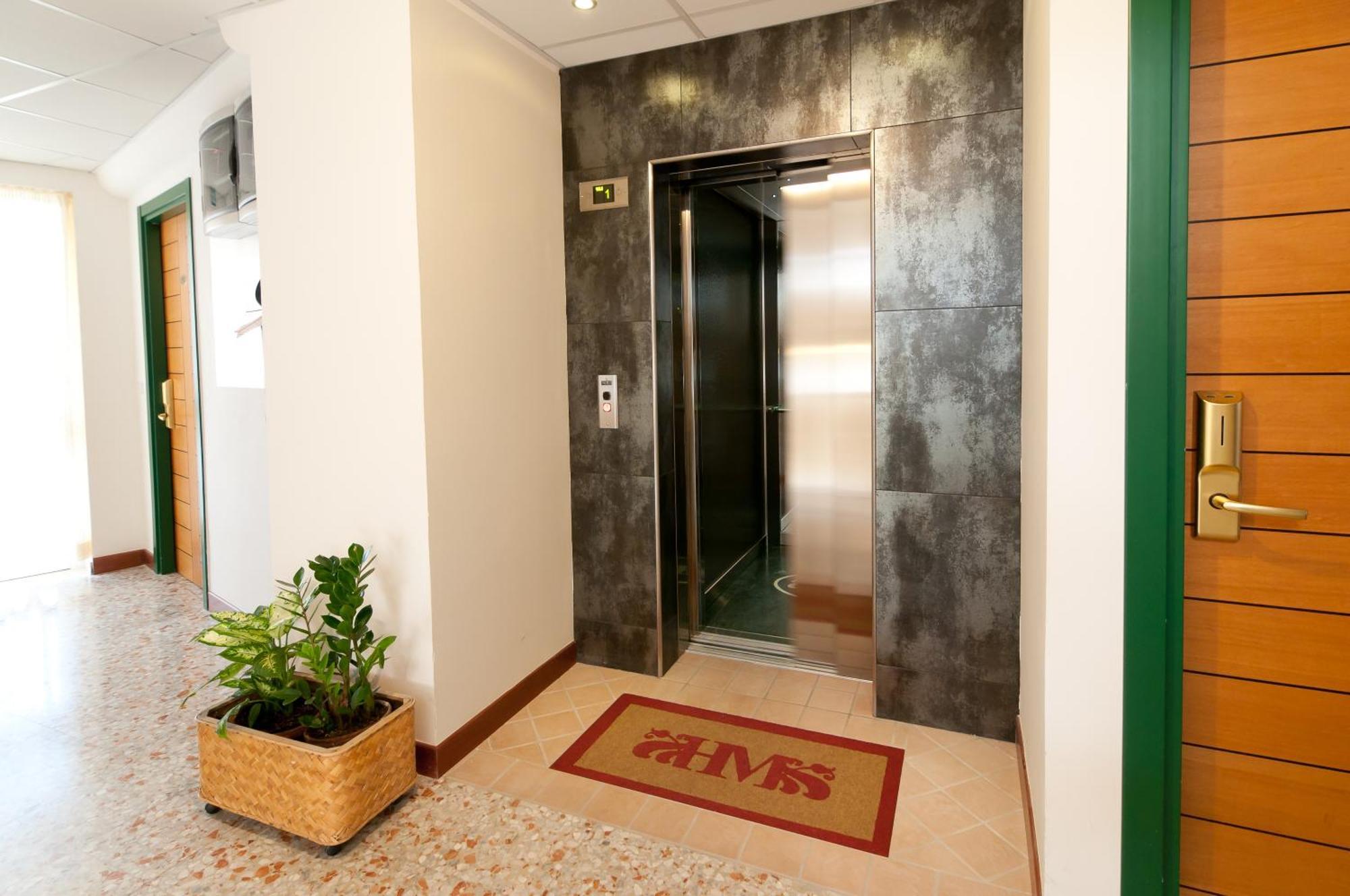 Hotel Milan Розолина-Маре Экстерьер фото